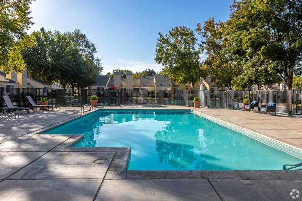 $1,500 / 1br - 642ft2 - Well-Appointed Baths (Located in Northwest Fresno, Fig Garden loop district.)63798509799809120