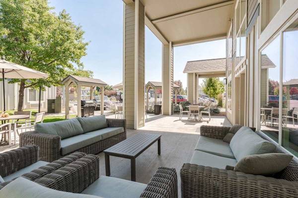 $1,414 / 2br - 2 BD, Bend OR, Elevator Serviced Building (611 NE Bellevue Drive, Bend, OR)63839294241795124