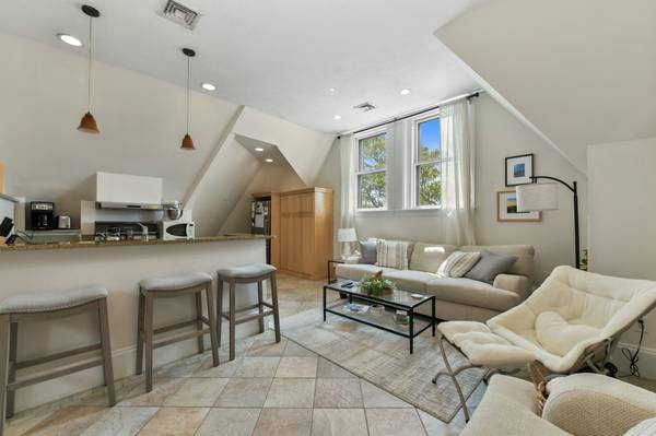 $3,200 / 2br - Beautiful 2 bed in Brookline w/ laundry in unit, parking, utils inc!! (Washington Square)63802096969985120