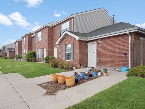 $1,033 / 3br - 1178ft2 - Pershing Pointe Townhomes, Ingreso Restringido (Cheyenne)63974611574402124