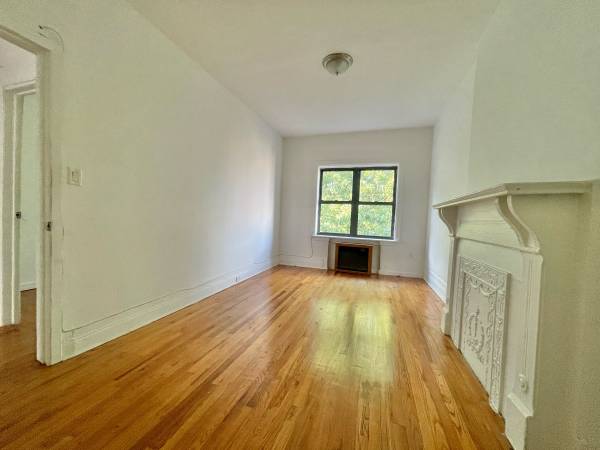 $3,799 / 4br - Spacious 4 Bed w/ Skylight in Crown Heights | 851 Lincoln Pl - $3,799 (Crown Heights)63788409028355120