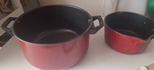 Ambas ollas de cocina por $10 en total - $10 (Cedar Rapids)63435710537217122