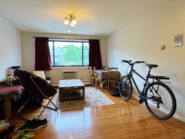 $3,250 / 2br - 775ft2 - Recently Renovated 2 BR w/ Off-Street Parking, H+HW Incl, and Laundry! (Cambridge)63655366568195122