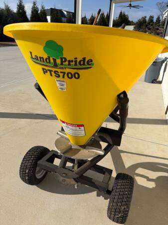 LAND PRIDE SPEADER PTS 700 1