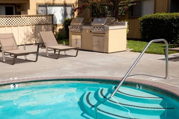 Studio with Private Patio 🔑💛 1