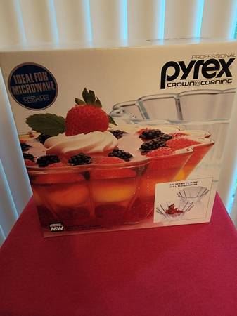 Professional Pyrex Crown Corning set of 2 Fluted Molds 1