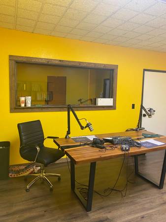 $700 / 600ft2 - Podcast or Music studio (Redding)63972529570563124