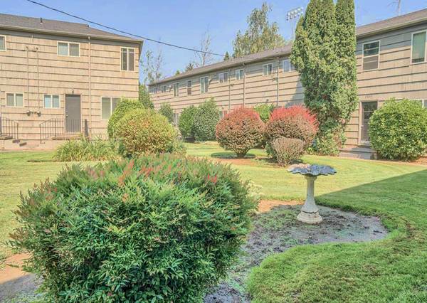 $1,350 / 1br - $300 SAVINGS + Highly Walkable- Everything Nearby - Large Closets (Hawthorne District)63914740494594122