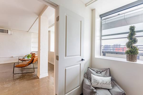 $2,370 / 737ft2 - Historic Downtown Loft! ONE MONTH FREE! (1007 Fifth Ave, San Diego, CA)63663922087297123