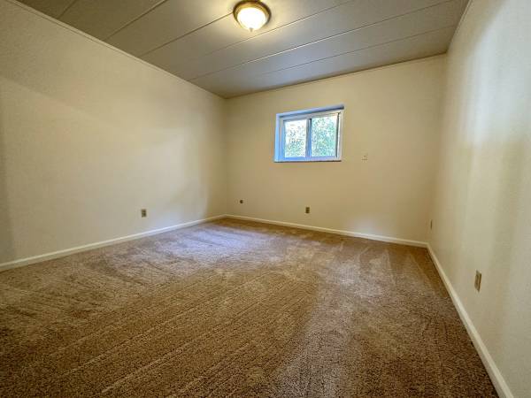 $925 / 1br - Inviting One Bedroom in Plum! Shared Laundry, Equipped Kitchen & More! (Plum / Boyce Park / Plum Borough / Monroeville)64013369215235124