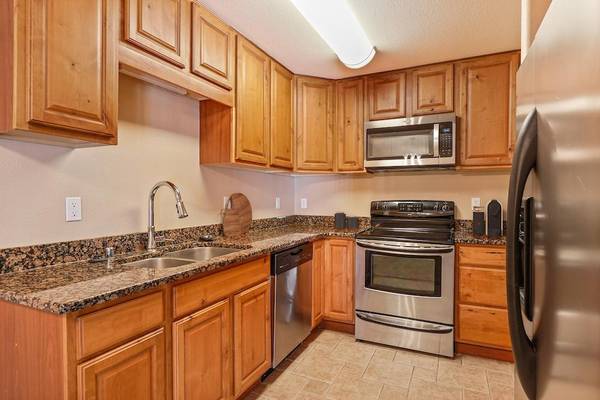 $2,025 / 2br - 1008ft2 - Full size Washer and Dryer, Covered Parking, Private Balconies63934420078978120