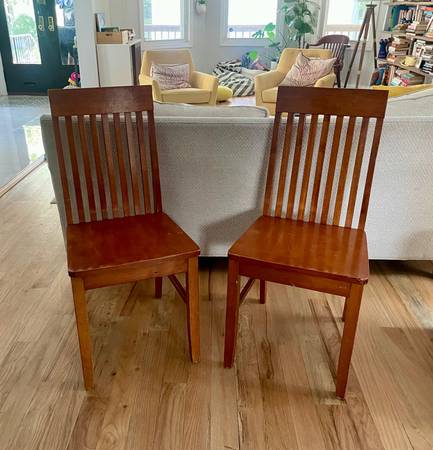 Dos sillas sólidas de madera dura a juego - $50 (DITMAS/MIDWOOD/FLATBUSH)63471464126211120