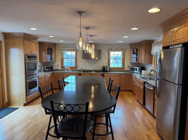$1 / 4br - Ocean Front House in Ocean Bluff - Enjoy the Sunrise from the Deck! (Ocean Bluff, MA)63892102722947124