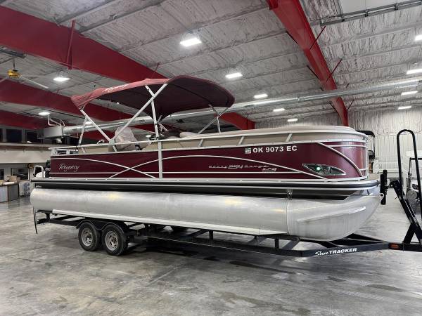 2014 Suntracker Regency 25ft Tritoon with 200HP! 1