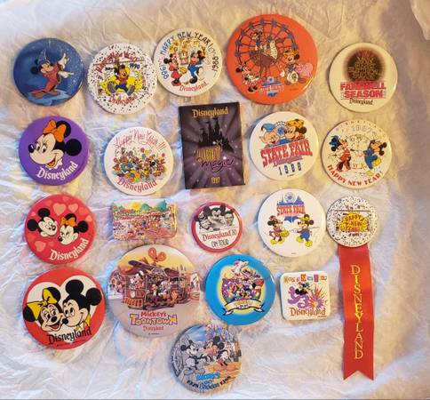 MIXED LOT OF 20 VINTAGE DISNEYLAND EVENT PINS/BUTTONS NEW YEARS EVE ST 1