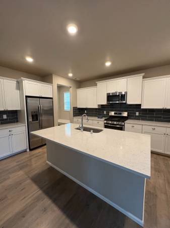$3,995 / 4br - 2822ft2 - Beautiful Ten Trails Fenced Home with 2 Car Garage (Ten Trails)63944966192131122