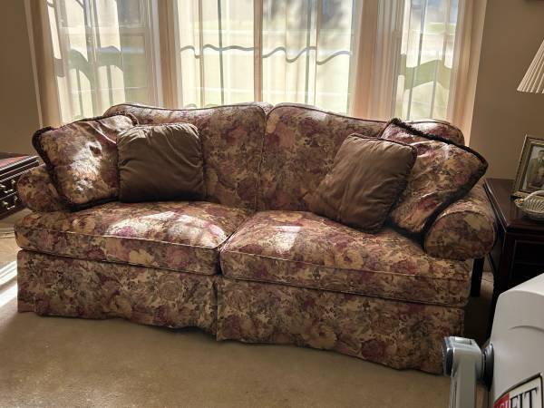 Beautiful Floral Sofa / Couch $100 1
