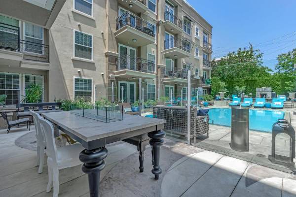 $2,299 / 1br - 673ft2 - Courtyard w/ Surround-Sound Cinema Paradiso Movie Nights (Hollywood)63863784810113121