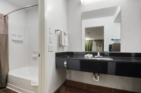 $225 / 1br - Studio 6 hotel Bryan Tx no credit check (Bryan)63884893149187124