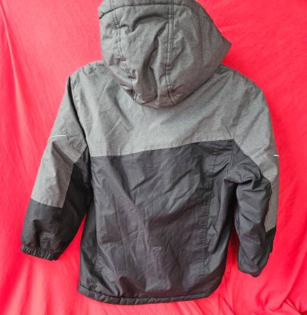 Chaqueta impermeable de invierno con capucha desmontable, talla para niños S 7/8 - $15 (Tacoma)63439433862915124