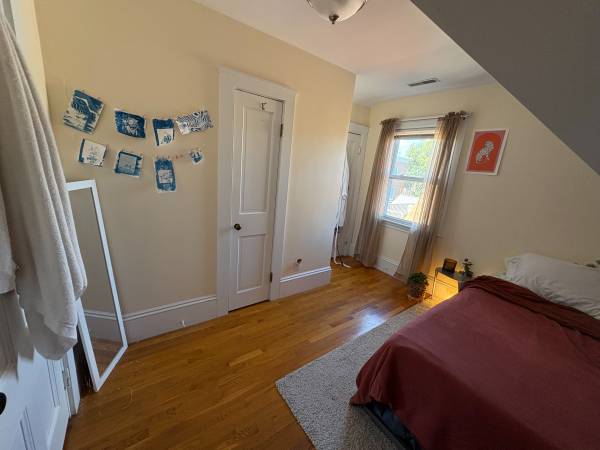 $900 / 1br - 1 bedroom cute Somerville Sublet, in large 2 story apartment - Union S (Somerville)63856336947585121