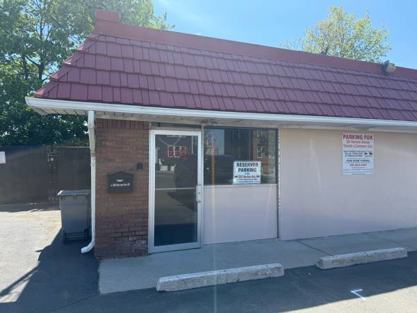 Corner unit in 3 unit strip mall, ideal for office or retail, 1000sf 1