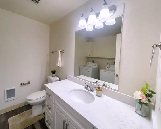$1,725 / 2br - Green Courtyard, Easy Commute to Downtown Portland - See Our 2 Bed (Milwaukie Heights)64038885794178121