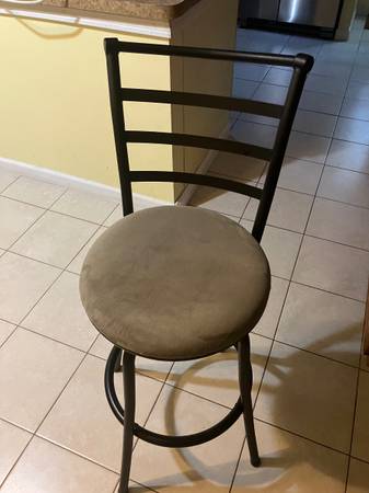 4 bar stools 1