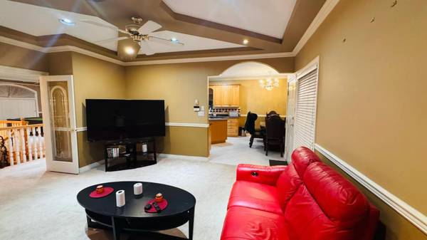 Great location--Large spacious one-bedroom with insuite bath 1