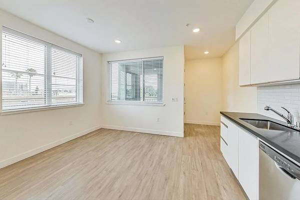 $2,150 / 2br - Modern 2BR/1BA | Rooftop Views + Courtyard | Pet-Friendly Oakland (Pill Hill)63657863627651121
