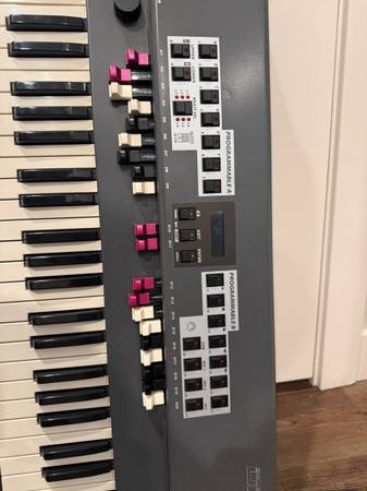AMAZING B3 organ controller 1