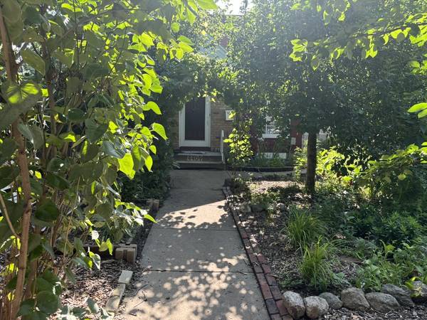 $2,200 / 2br - 1500ft2 - Casa de 2 habitaciones parcialmente amueblada cerca del tren ligero, senderos para bicicletas, arroyo y lagos (Sur de Minneapolis)63868698133507122