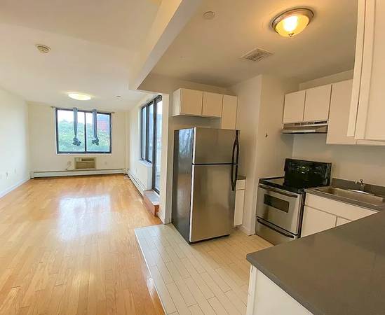 $3,295 / 1br - One Bedroom Apartment in Prime Williamsburg Location63854290775809122