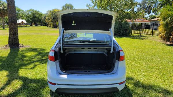 2017 FORD FIESTA SEDAN EN VENTA $3000 EN EFECTIVO - $3,00063479481198721124