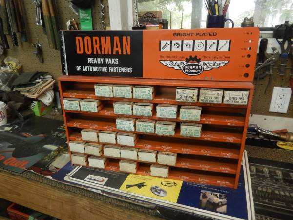 Armario vintage de tornillos Dorman con algunos tornillos - $80 (Ridgefield)63471265087235122