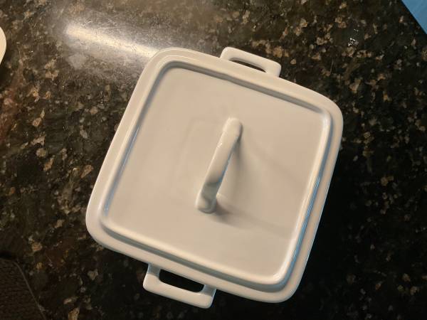 LARGE SQUARE CERAMIC OVEN DISH WITH LID…price in pesos 1