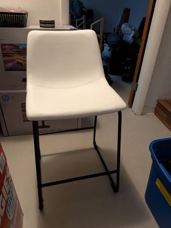 4x White Barstool chairs 1