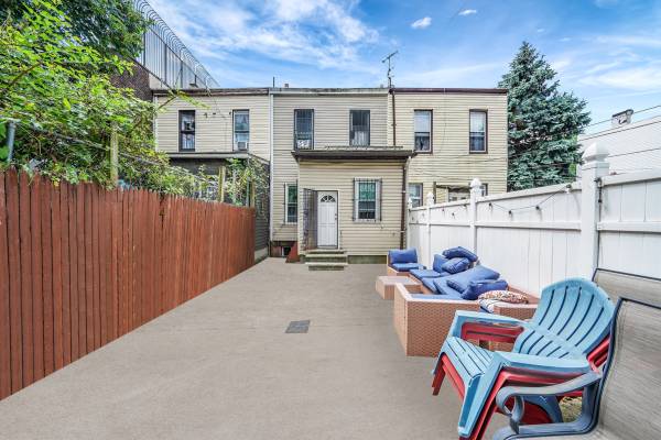 $979,000 / 4br - 1700ft2 - Charming and Spacious Crown Heights Home For Sale (Crown Heights)63945498918274121