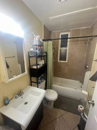 $1,500 / 1br - Spacious private room in 5BR/2BA near subway and schools (Mission Hill)63690775673987123
