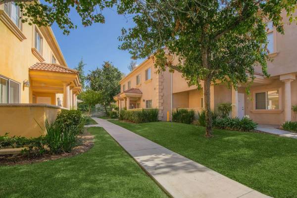 $2,519 / 2br - 1056ft2 - TownHomes: Granito, Mármol, Garajes para 2 Autos y Vistas a las Colinas ✨ (17621 W. Pauline Ct., Canyon Country, CA)63700919693059122