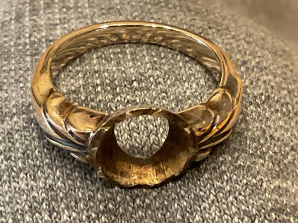 Metal base with diamond clusters fell out from ring63907184705026120