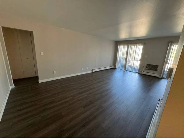 $895 / 1br - Awesome spacious 1-bedroom, 1-bath corner Unit  * Updated bathrooms * (Colorado Springs)63686691688835121