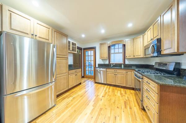 $2,700 / 2br - 1000ft2 - Beautiful Brighton 2 Bed For $2,700 AVAIL NOW (Brighton)64167982434819120