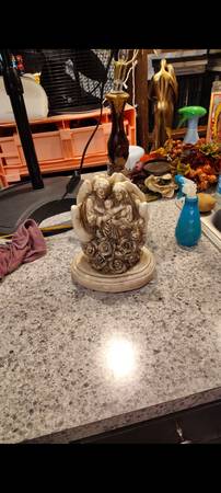 Hands statue with angels 1