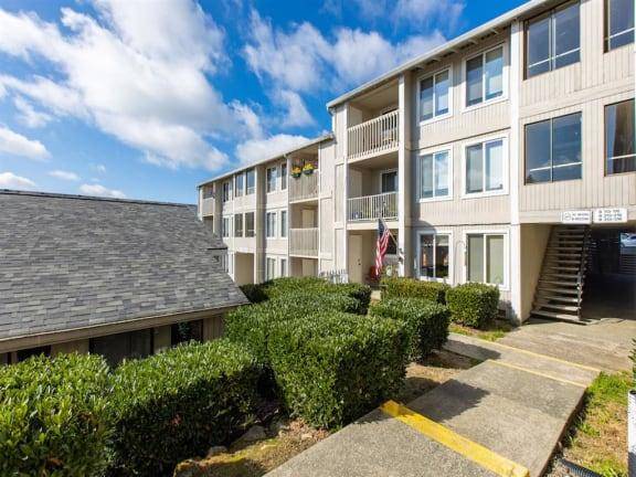 $1,750 / 2br - 910ft2 - $250 off move in on select units! (East Bremerton)64031310820227123