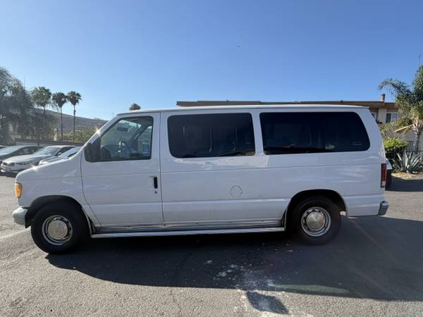2002 Ford E-150 XLT Passenger - Photo 2