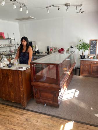 $2,000 / 800ft2 - Store front with tree patio downtown Nevada City (Nevada City CA)63952109344002122
