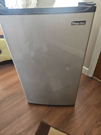 MINI FRIDGE MAGIC CHEF HMBR350SE1 STAINLESS AND BLACK 18.5" W X 19" D X 32" H PR 1