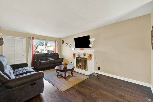 $2,380 / 3br - 1030ft2 - Ranch-style home located in a mature neighborhood (fairfield / vacaville)63933766373379123