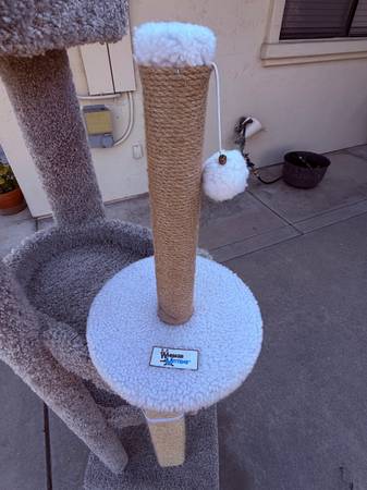 Árbol para gatos de 3 niveles. - $35 (Escondido)63471473755011124